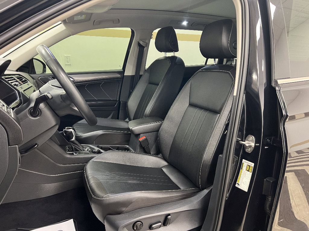 Used 2022 Volkswagen Tiguan SE w/ Panoramic Sunroof Package image 5