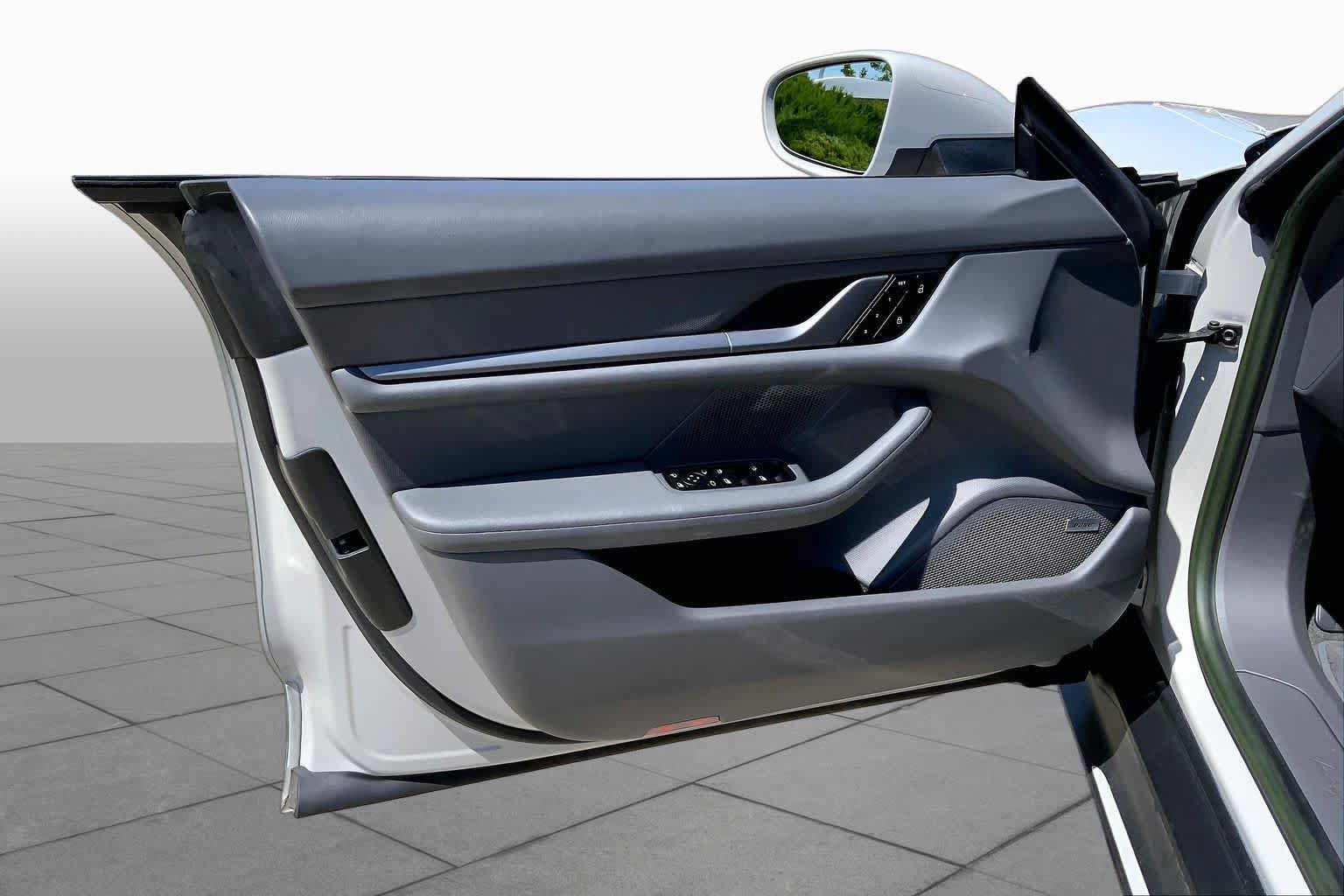 Used 2022 Porsche Taycan RWD image 19
