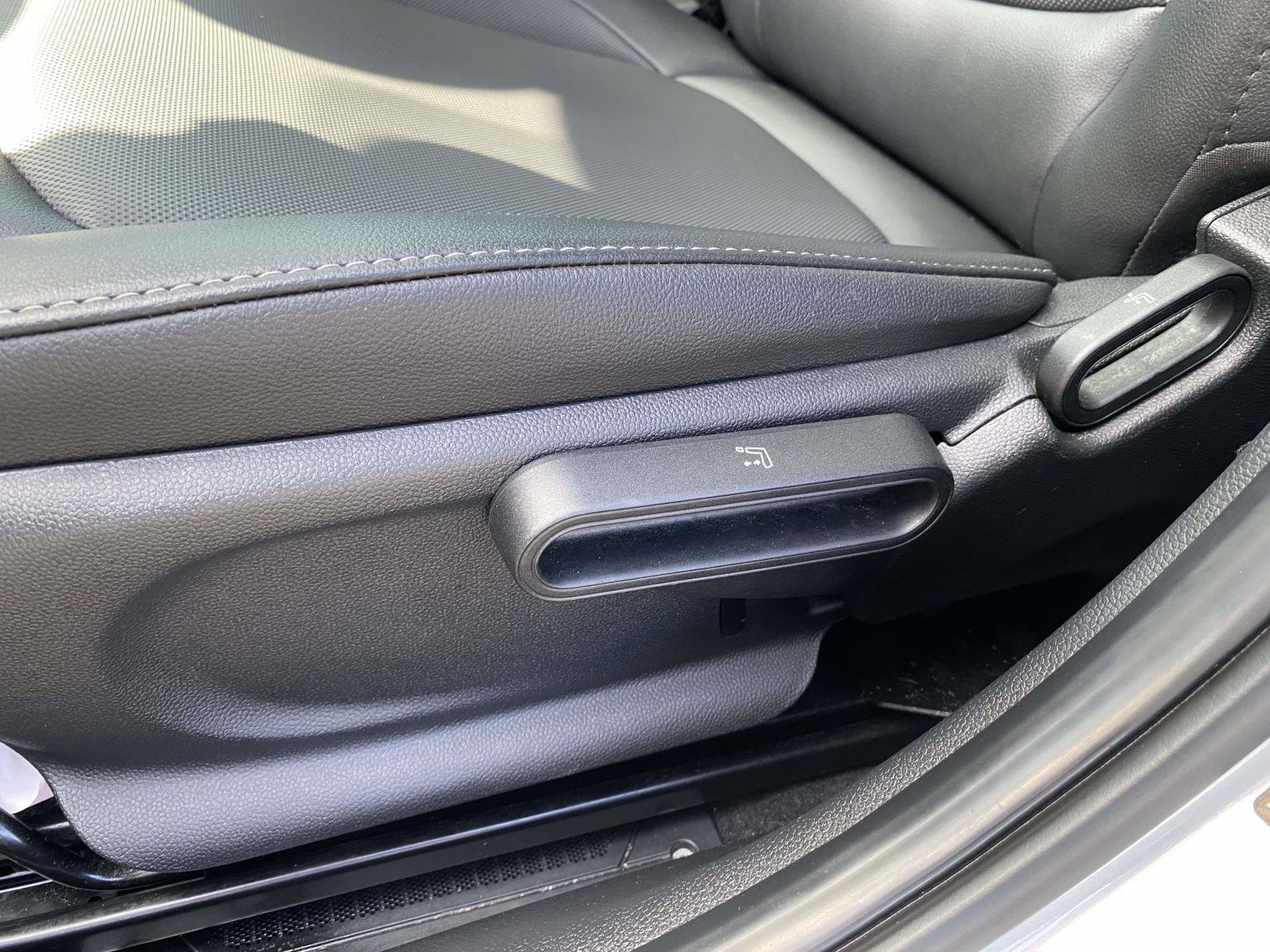 Used 2019 MINI Cooper 4-Door Hardtop w/ Signature Upholstery Package image 14