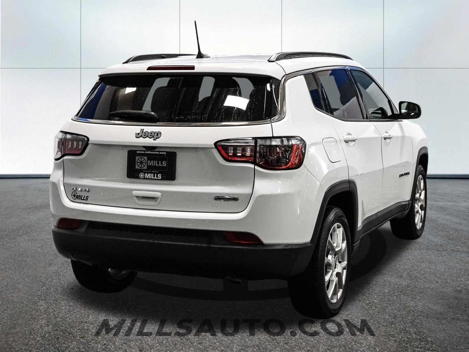 Used 2024 Jeep Compass Latitude AWD/4WD image 9