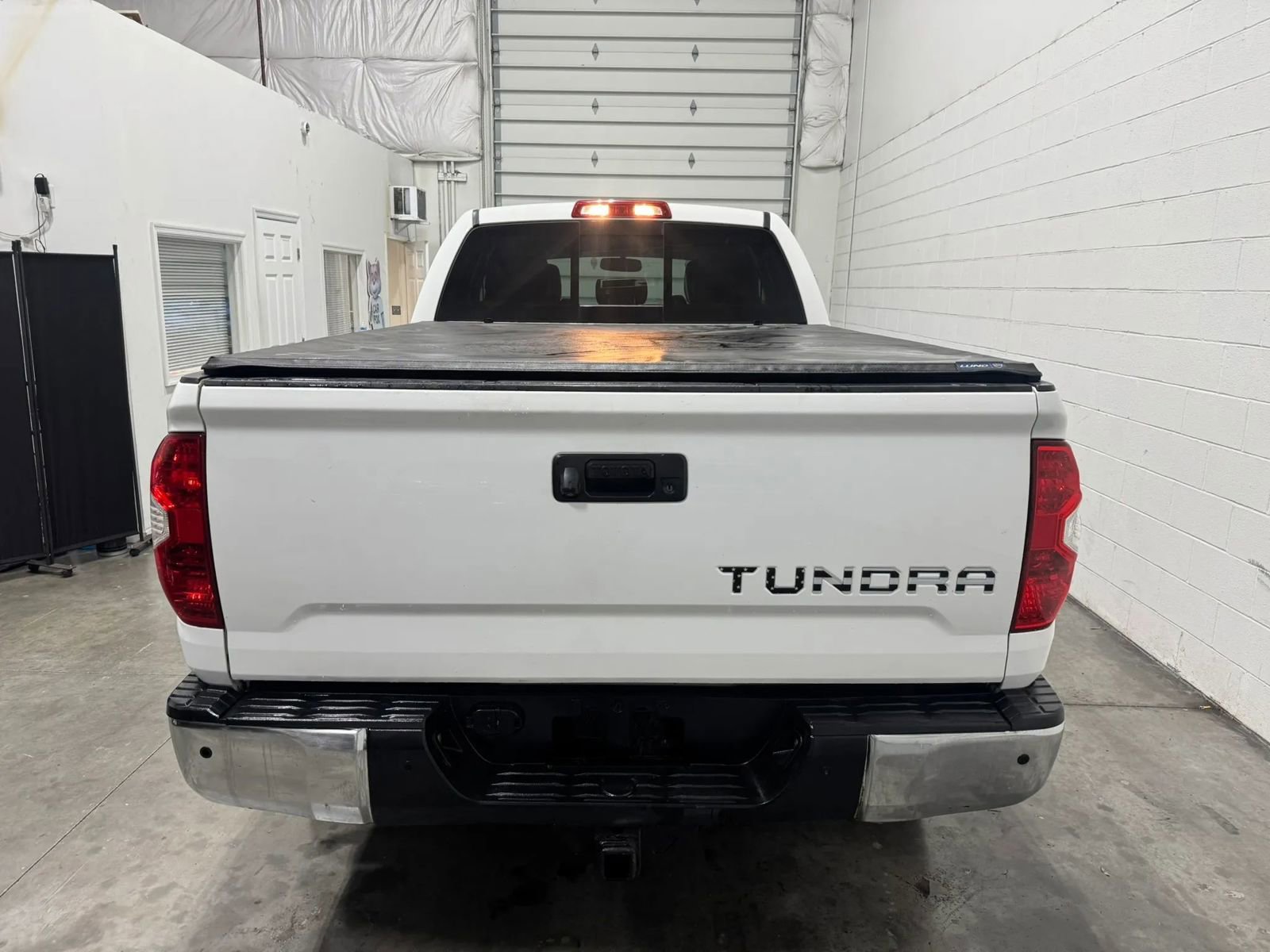 Used 2015 Toyota Tundra Limited w/ Limited Premium Package AWD/4WD image 10