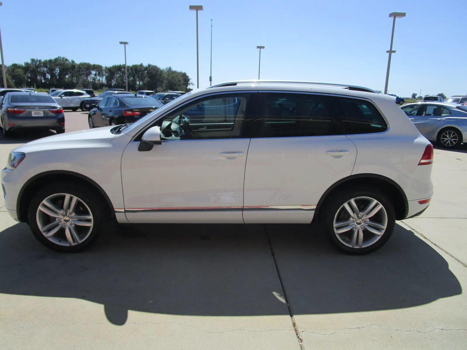 Used 2014 Volkswagen Touareg Executive AWD/4WD image 6