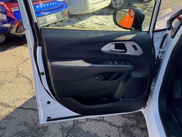 Used 2024 Chrysler Pacifica Limited image 14