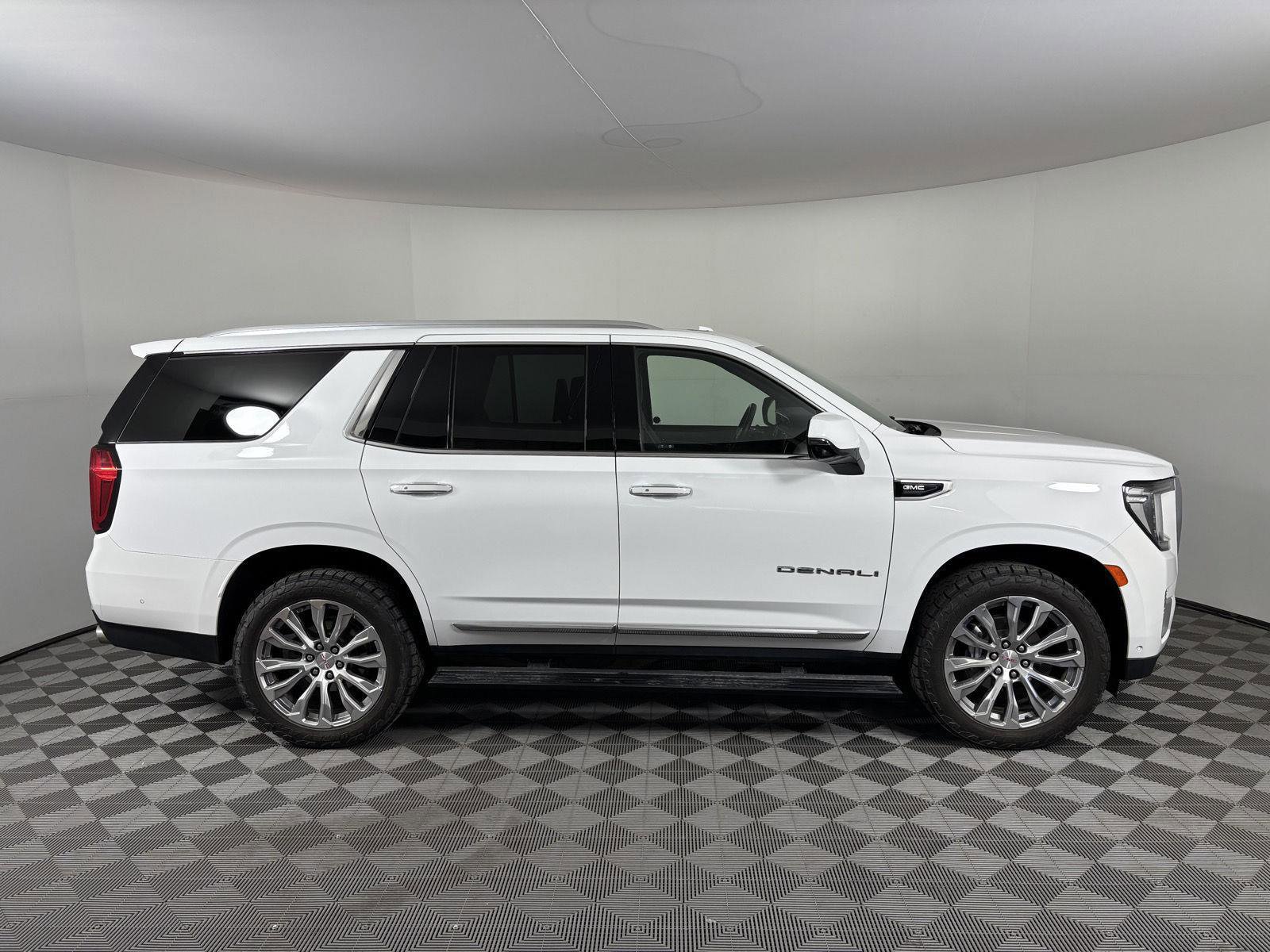Used 2023 GMC Yukon Denali w/ Advanced Technology Package image 9