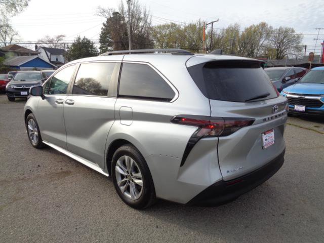 Used 2025 Toyota Sienna XLE w/ XLE Plus Package image 6