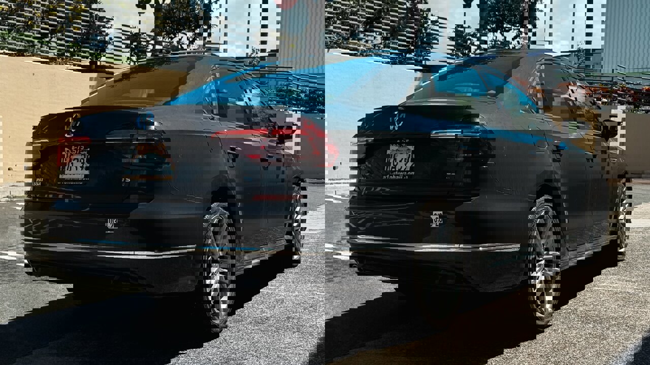 Used 2018 Volkswagen Passat 2.0T R-Line w/ R-Line Lighting Package FWD image 5