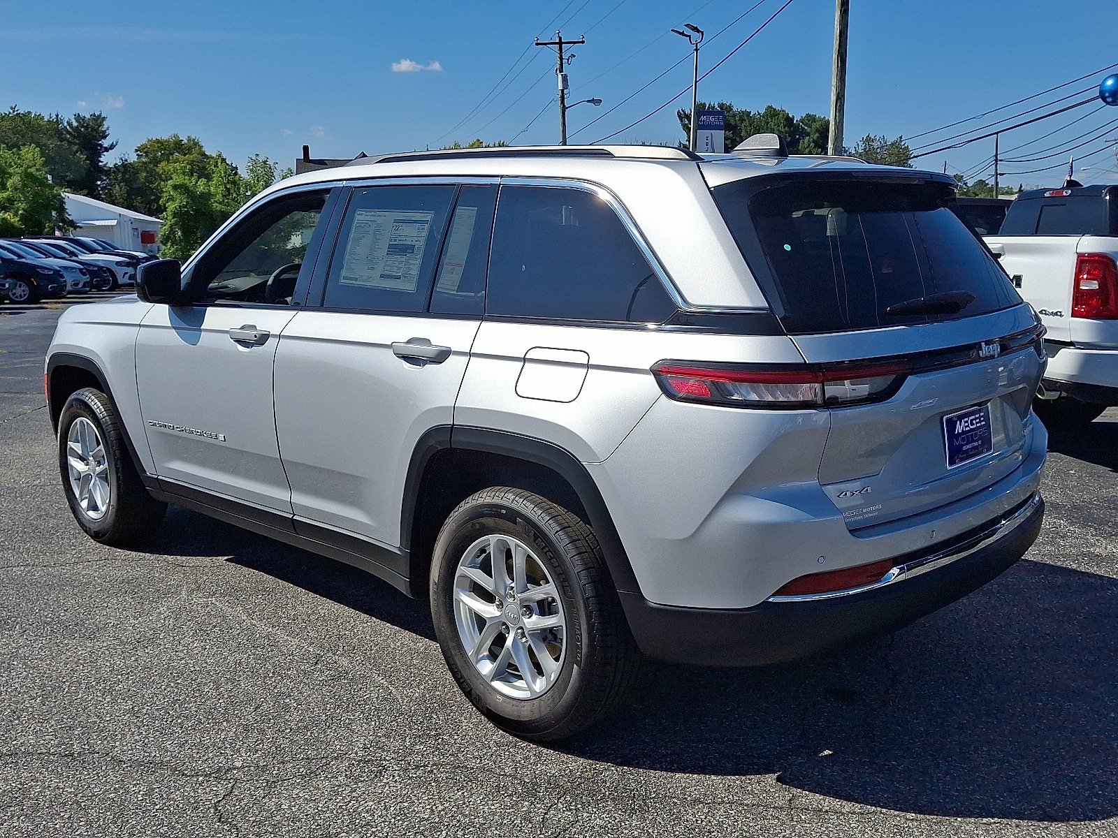 New 2025 Jeep Grand Cherokee Laredo X w/ Luxury Tech Group I AWD/4WD image 4