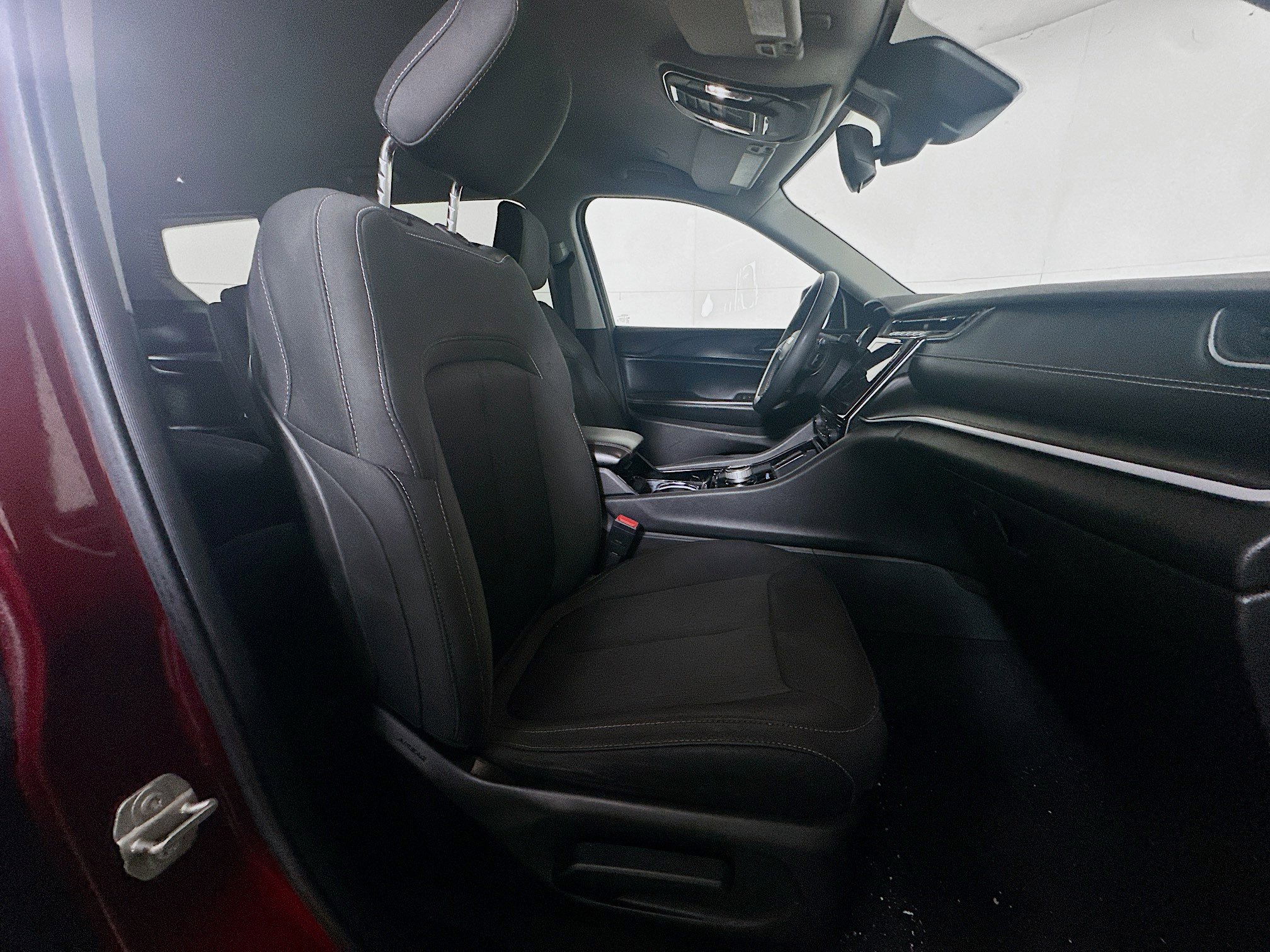 Used 2023 Jeep Grand Cherokee L Laredo image 32