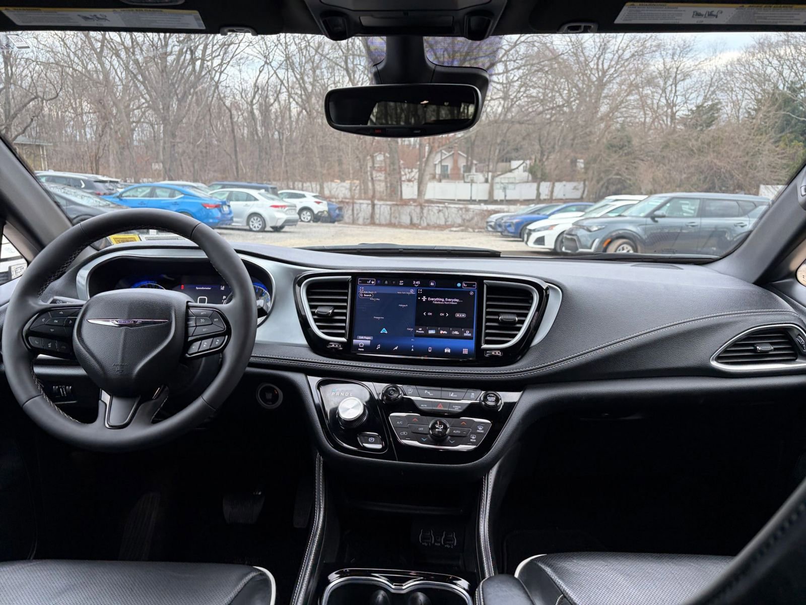 Used 2025 Chrysler Pacifica Limited image 37