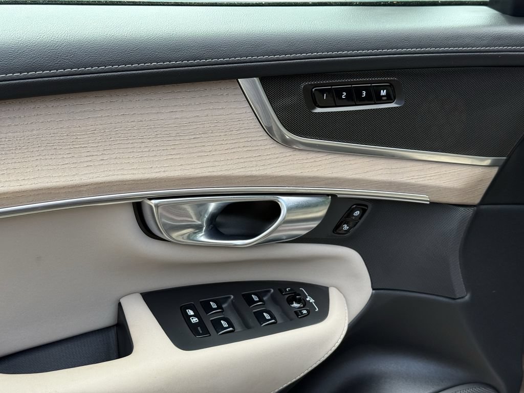 Certified 2025 Volvo XC90 B5 Core AWD/4WD image 19