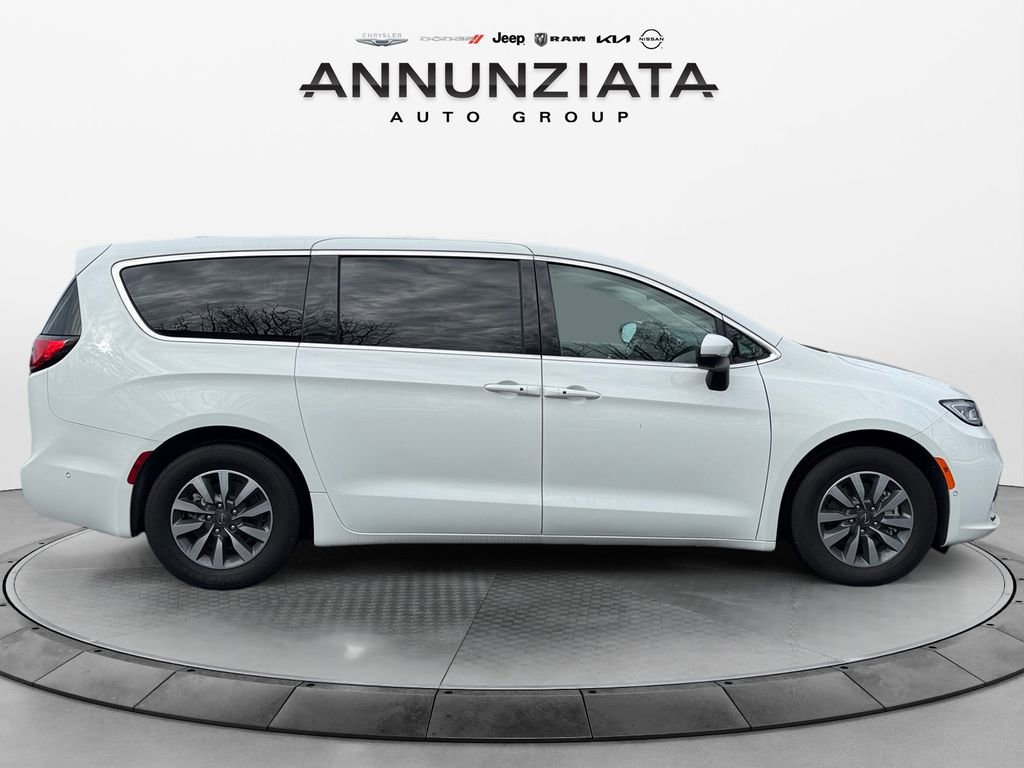 Certified 2023 Chrysler Pacifica Touring-L w/ Uconnect Theater Family Group image 6