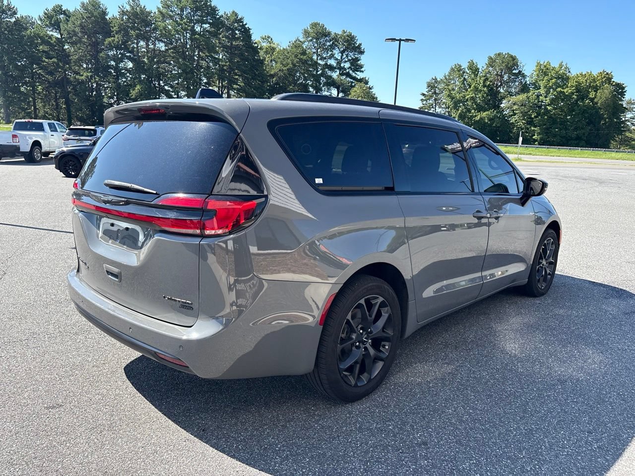 Used 2023 Chrysler Pacifica Limited w/ S Appearance Package AWD/4WD image 10