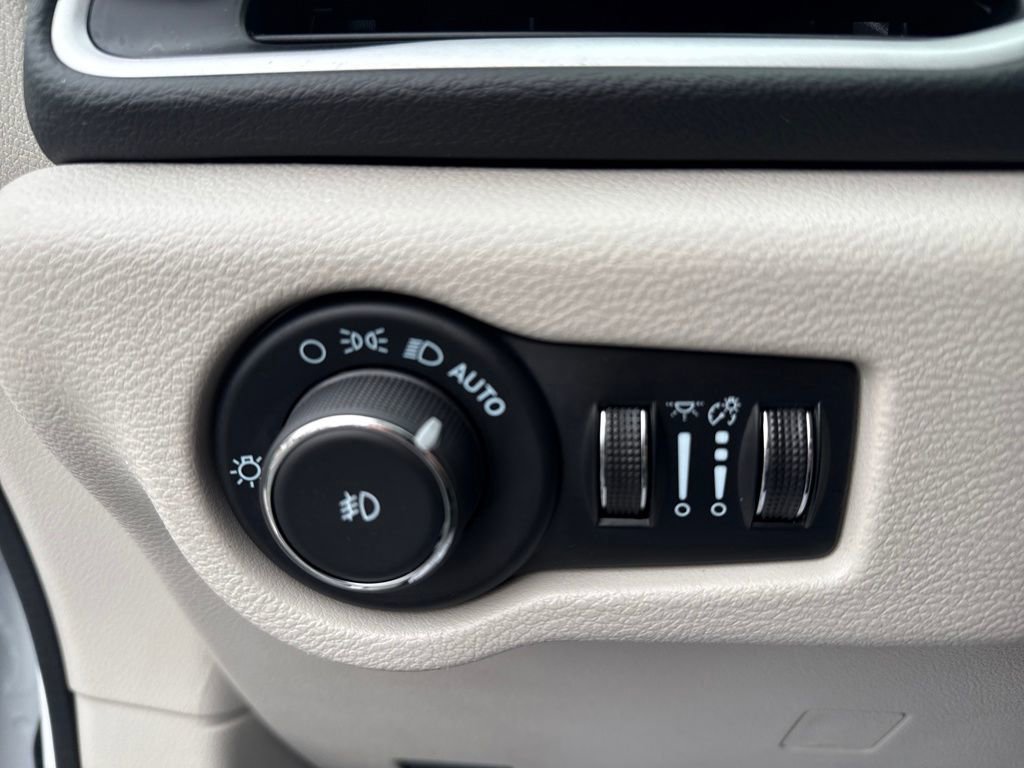 Used 2024 Chrysler Pacifica Touring-L image 25