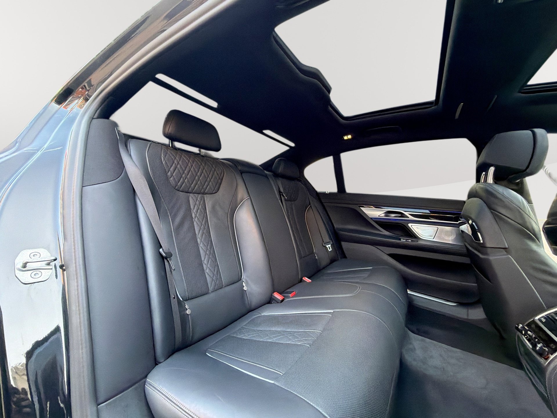 Used 2020 BMW 750i xDrive w/ Executive Package AWD/4WD image 27