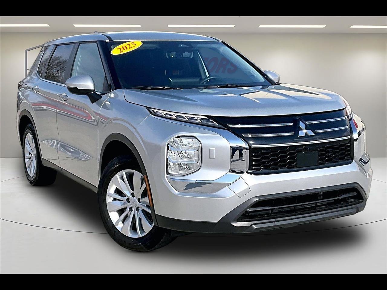 Used 2025 Mitsubishi Outlander ES image 1