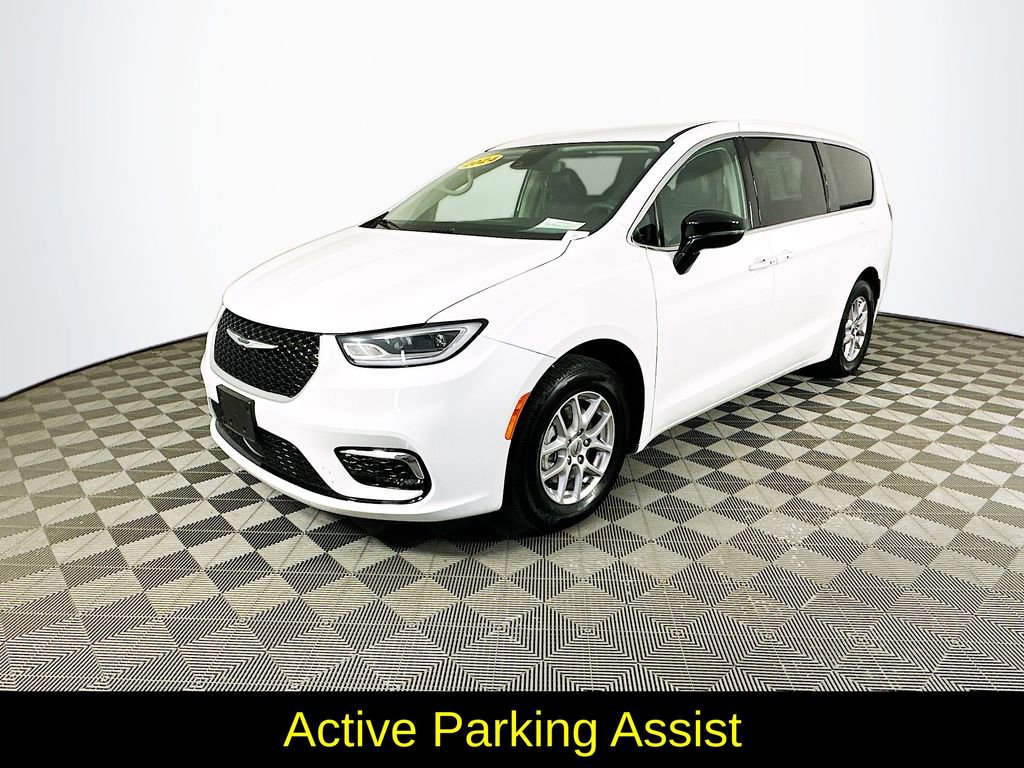 Used 2024 Chrysler Pacifica Touring-L FWD image 5