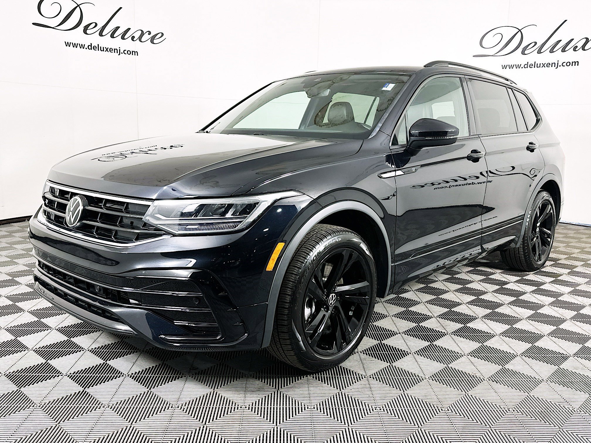 Used 2024 Volkswagen Tiguan SE R-Line AWD/4WD image 3