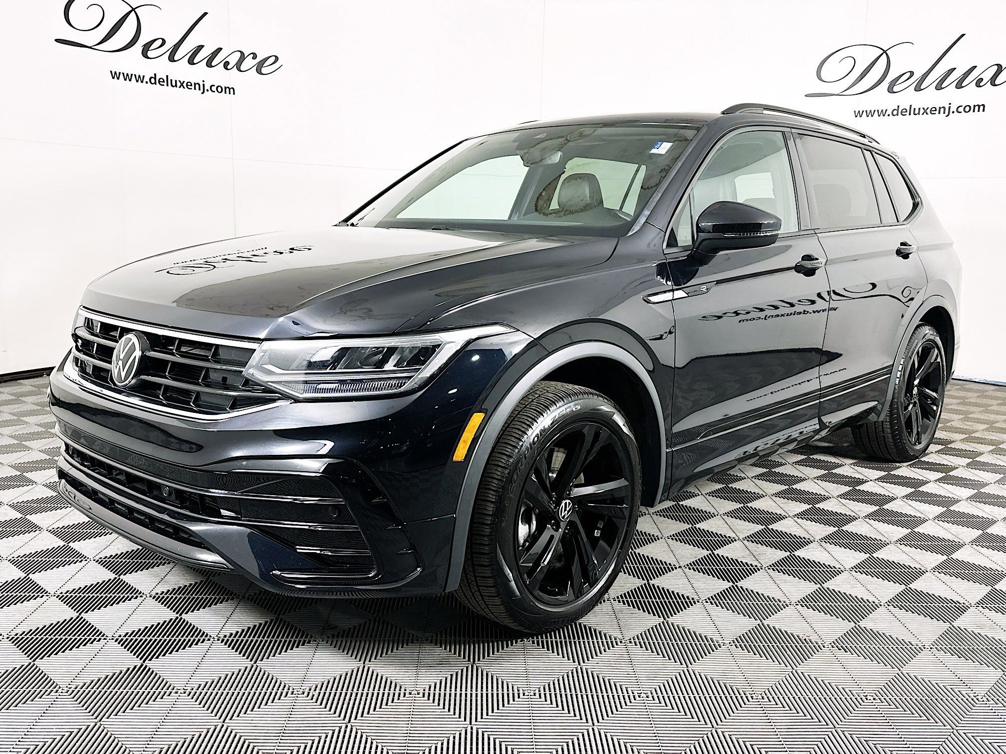 Used 2024 Volkswagen Tiguan SE R-Line AWD/4WD image 3