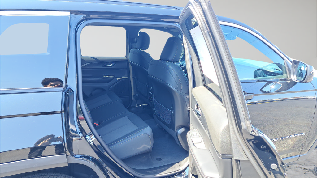 Used 2025 Jeep Grand Cherokee Laredo AWD/4WD image 14
