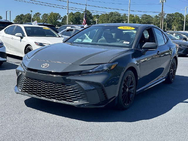 Used 2025 Toyota Camry SE FWD image 4