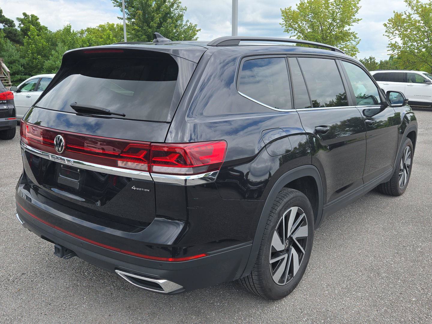 Used 2025 Volkswagen Atlas SE AWD/4WD image 7