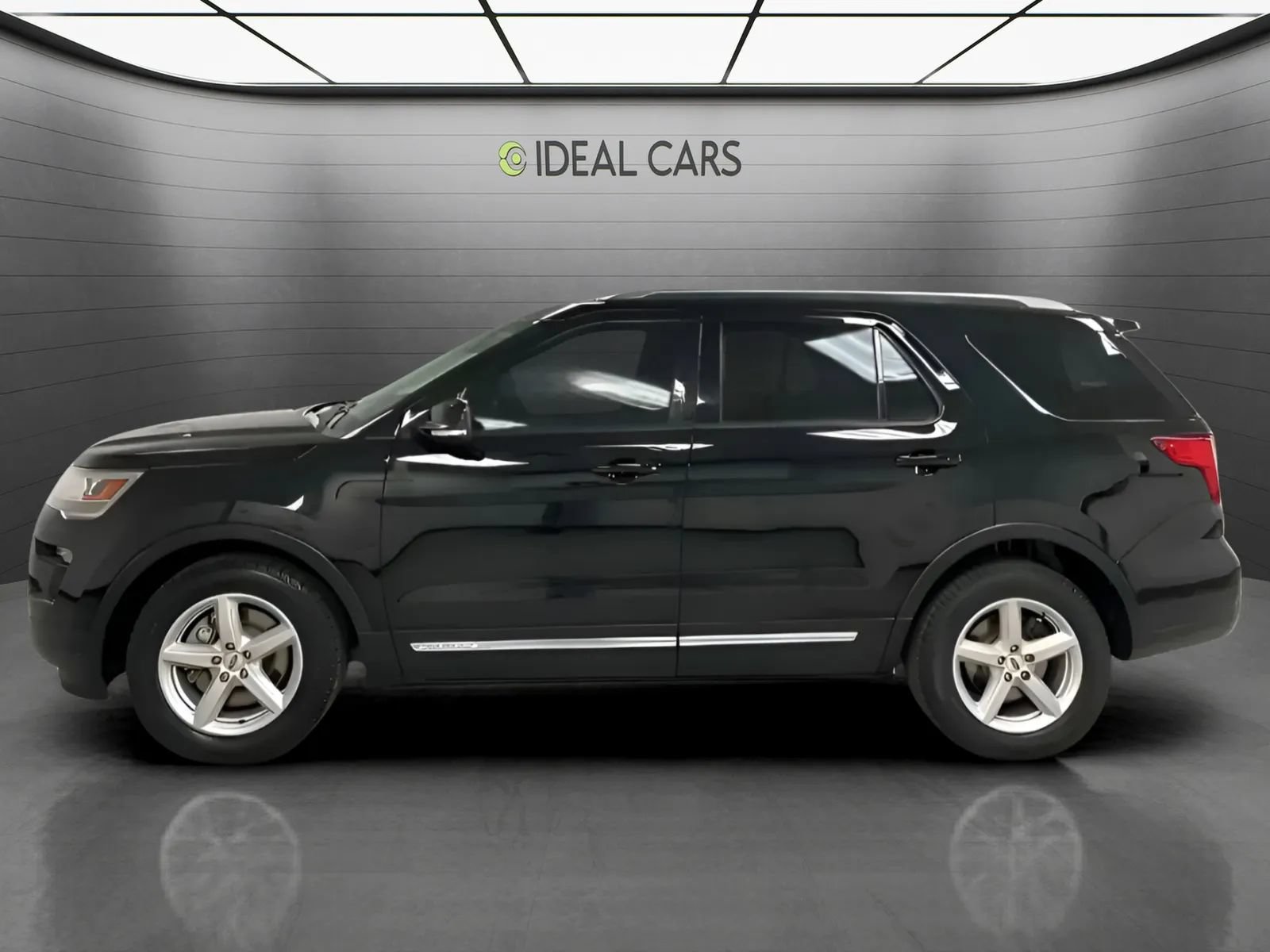 Used 2018 Ford Explorer XLT w/ Equipment Group 201A FWD image 8