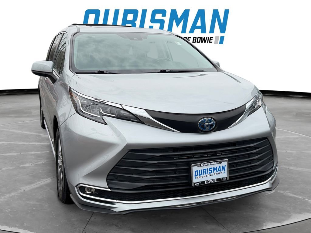 Used 2021 Toyota Sienna XLE image 1