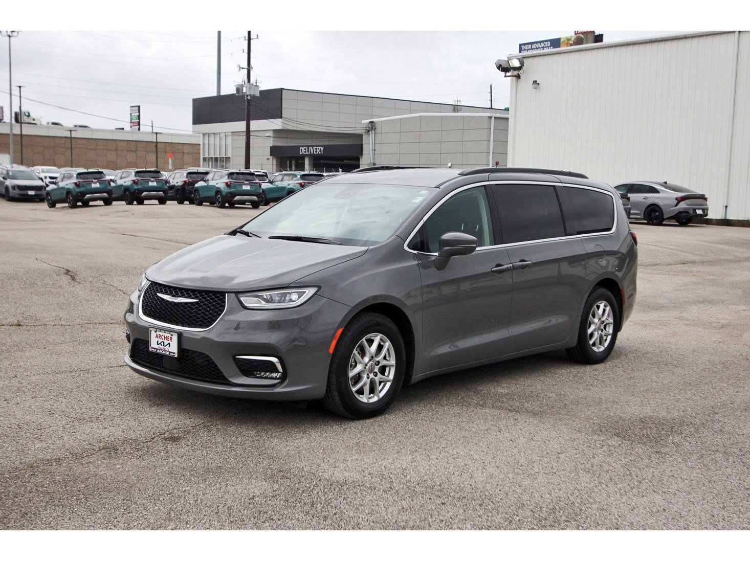 Used 2022 Chrysler Pacifica Touring-L w/ Uconnect Theater Family Group FWD image 3