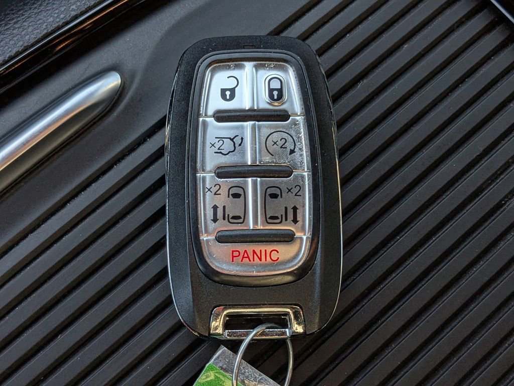 Used 2025 Chrysler Pacifica Limited FWD image 28