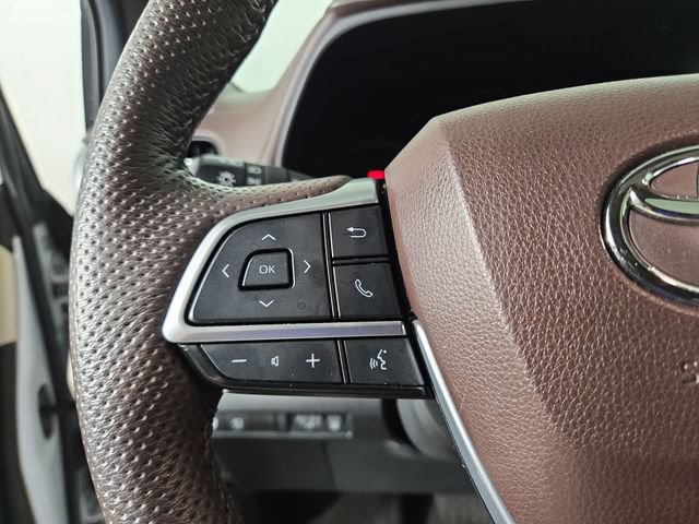 Used 2023 Toyota Sienna Platinum FWD image 25