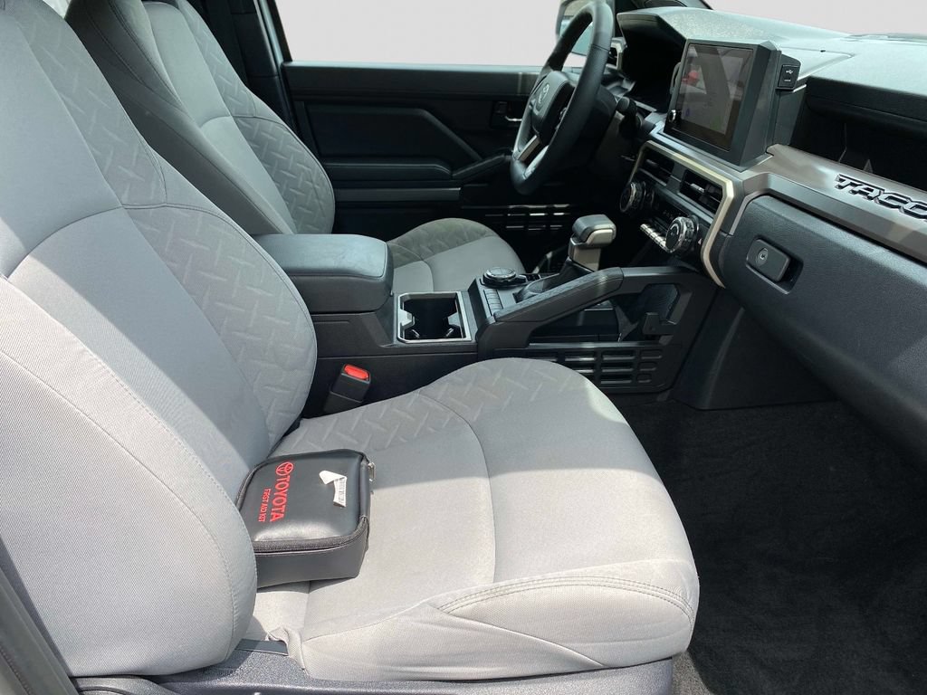 Used 2025 Toyota Tacoma SR5 AWD/4WD image 25