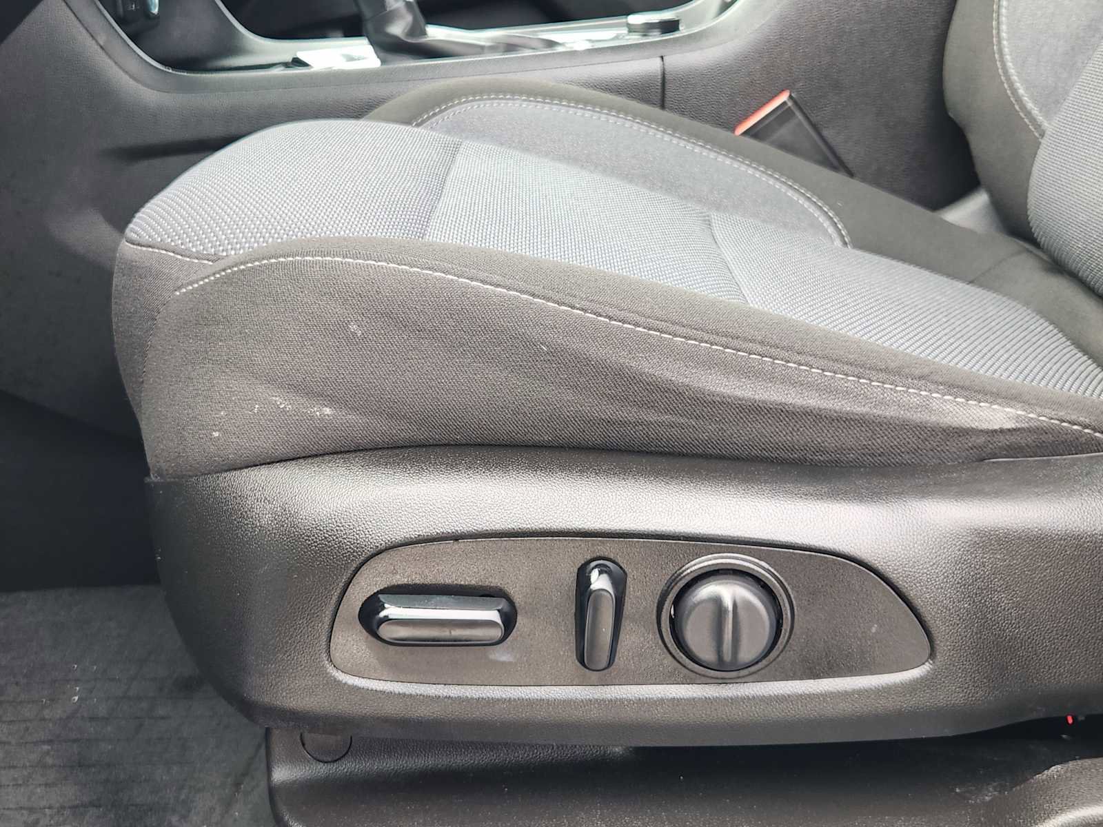 Used 2021 Chevrolet Traverse LT image 24