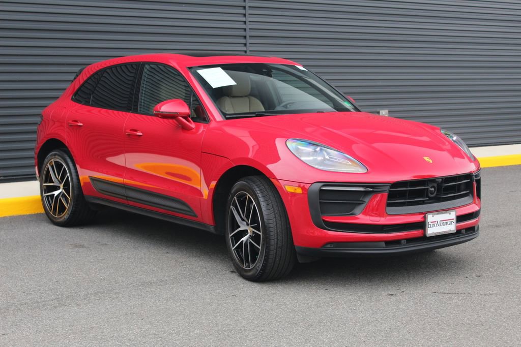 Certified 2025 Porsche Macan AWD/4WD image 10