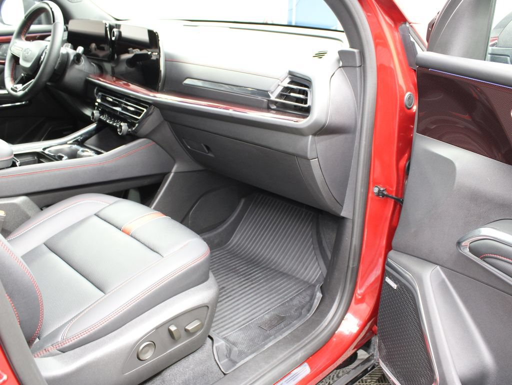 Used 2026 Chevrolet Traverse RS w/ LPO, Floor Liner Package AWD/4WD image 41