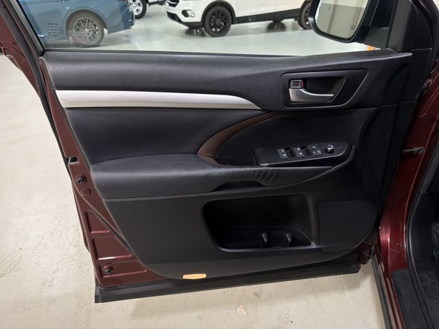 Used 2014 Toyota Highlander XLE AWD/4WD image 18