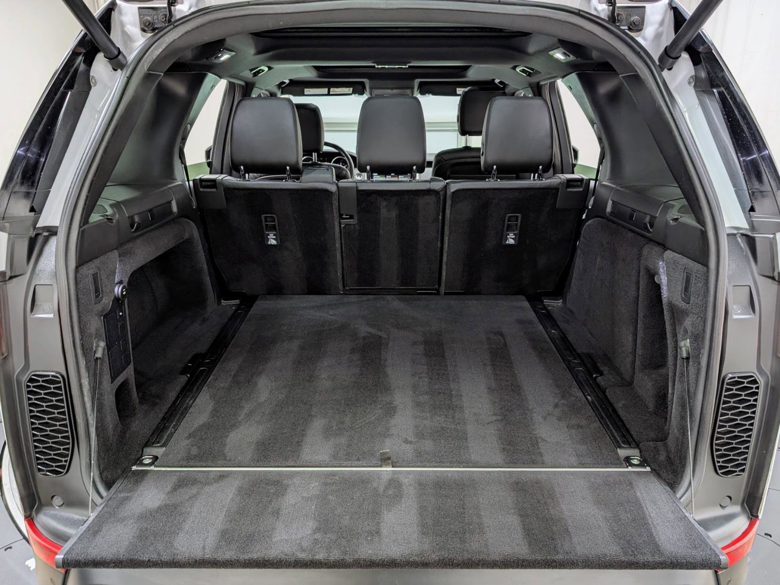 Used 2017 Land Rover Discovery HSE image 22