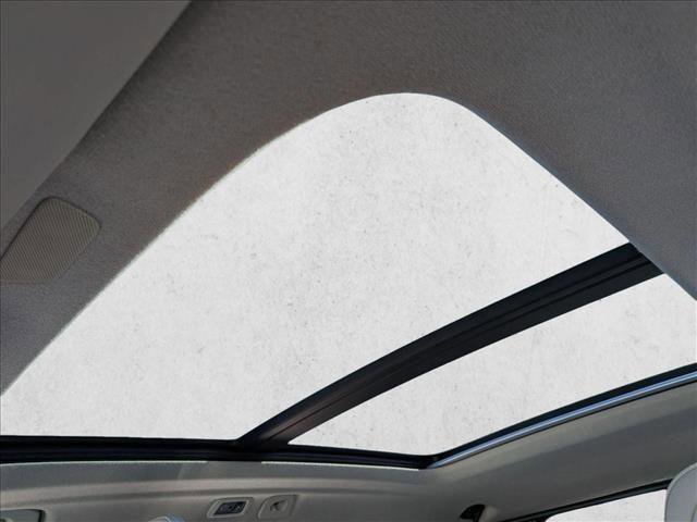 Used 2019 Volvo XC40 T5 Momentum image 17