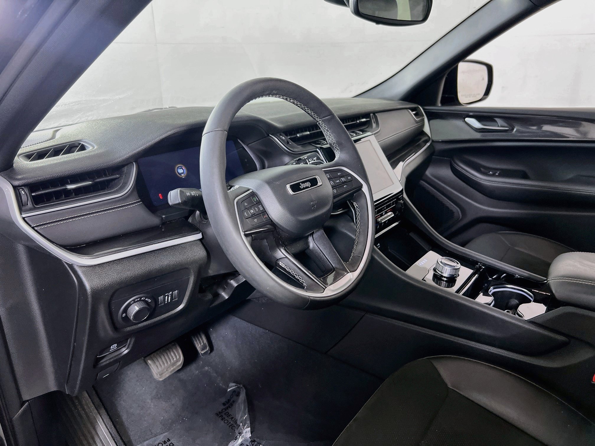 Used 2023 Jeep Grand Cherokee Altitude AWD/4WD image 9