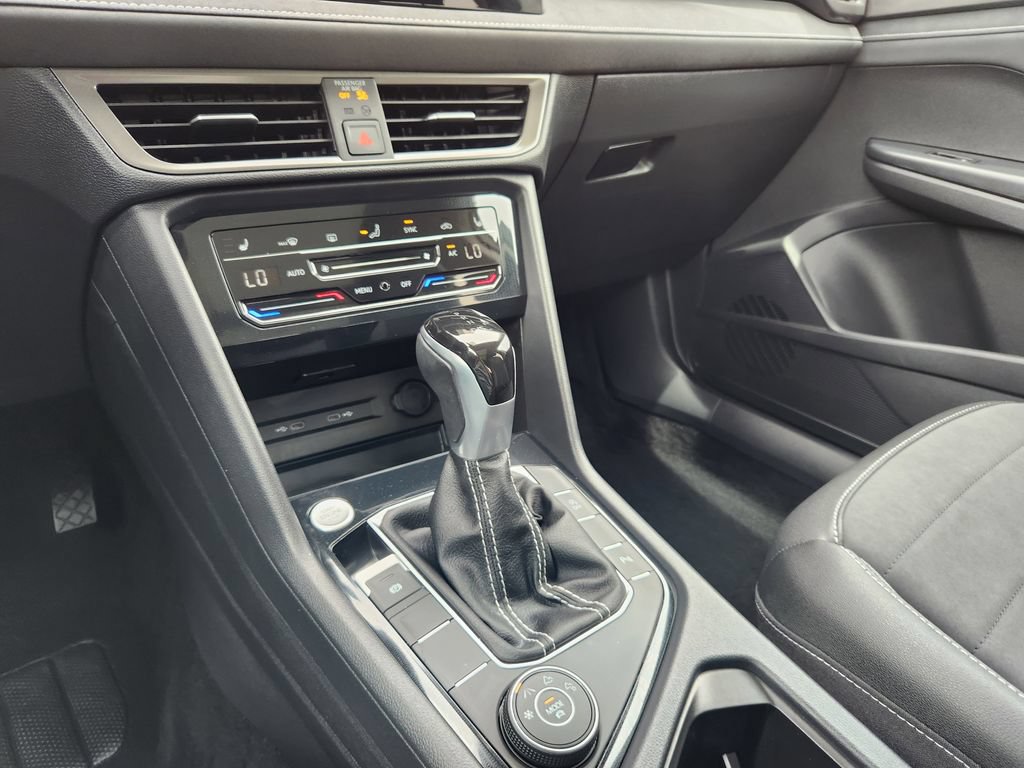 Certified 2025 Volkswagen Taos SE AWD/4WD image 16