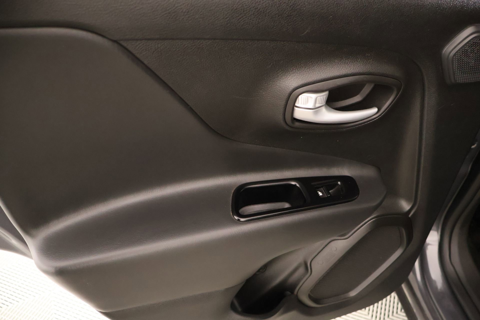 Used 2023 Jeep Renegade Latitude w/ Sun/Sound Group AWD/4WD image 18