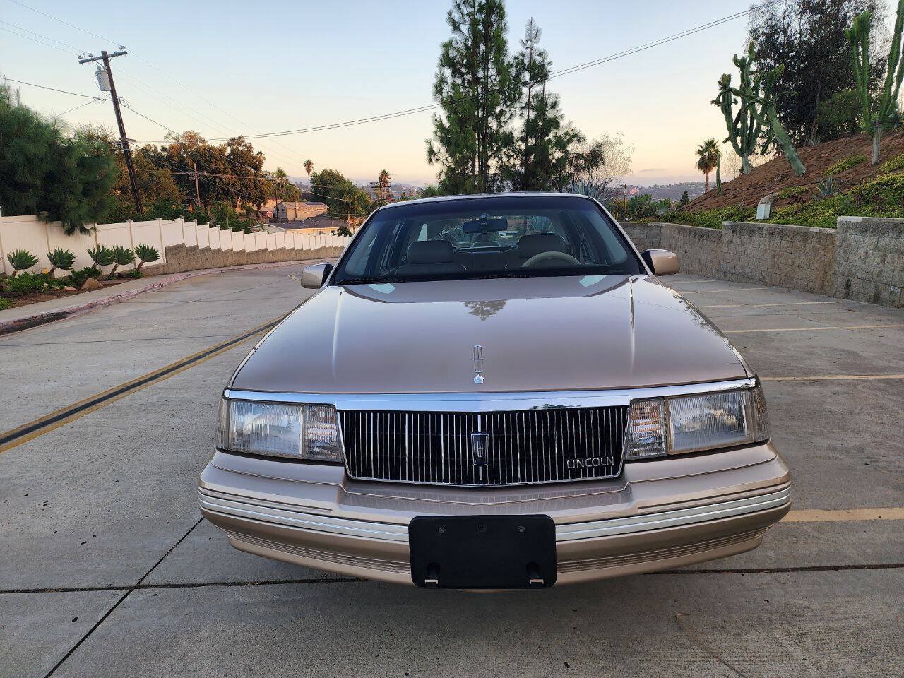 Used 1988 Lincoln Continental Signature FWD image 3