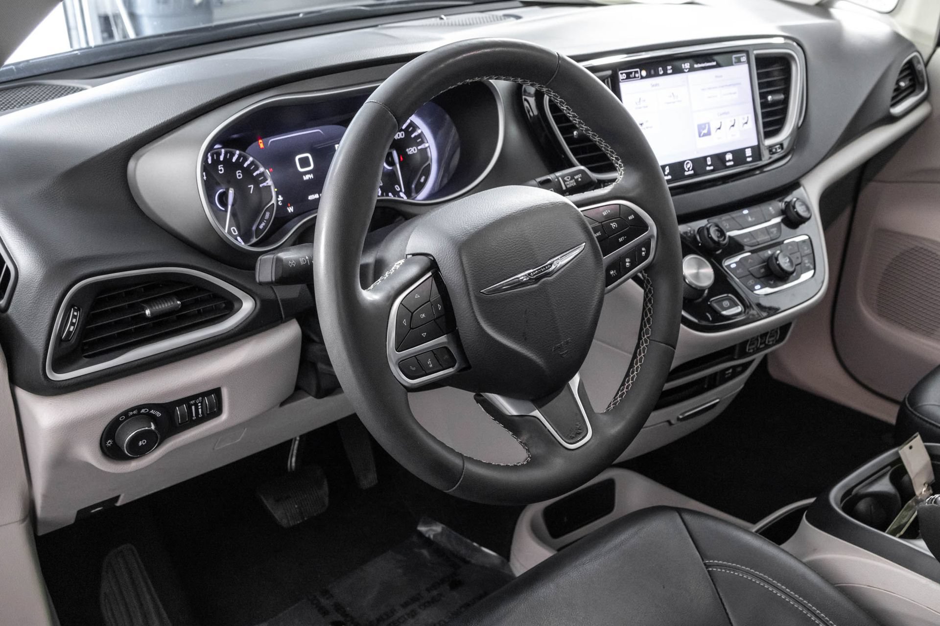 Used 2022 Chrysler Pacifica Touring-L FWD image 4