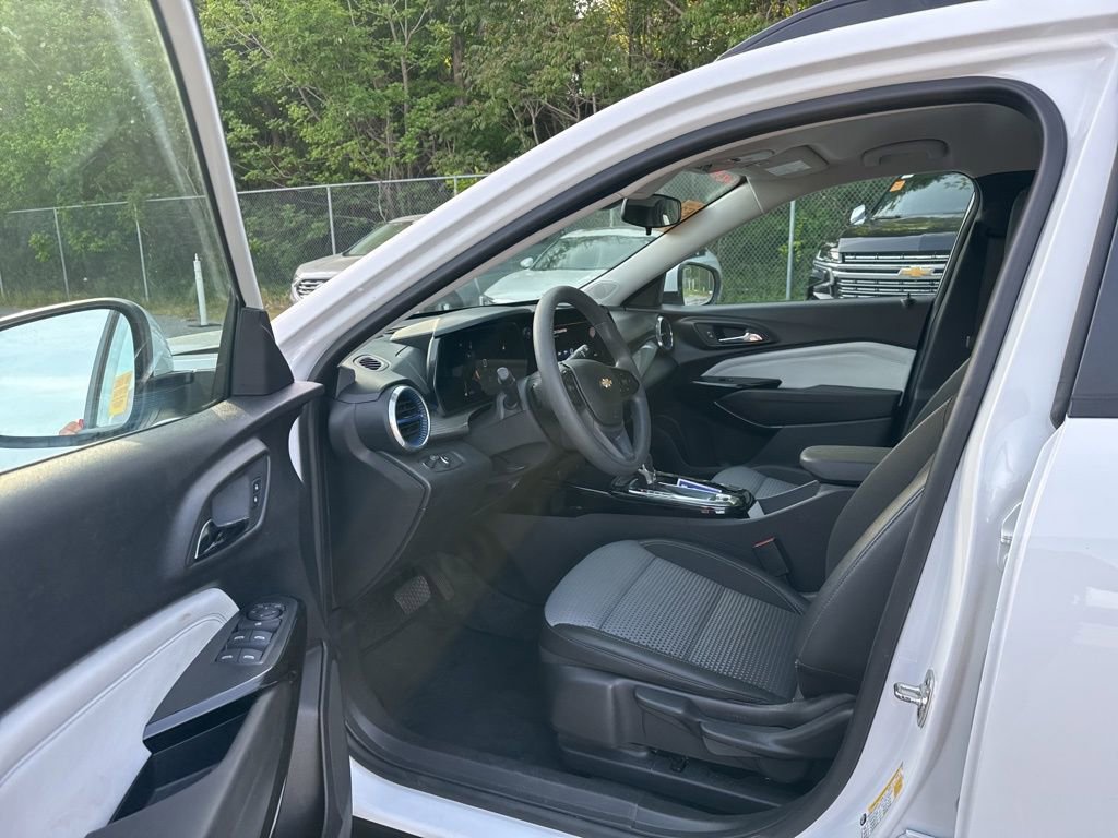 Used 2025 Chevrolet Trax LT image 13