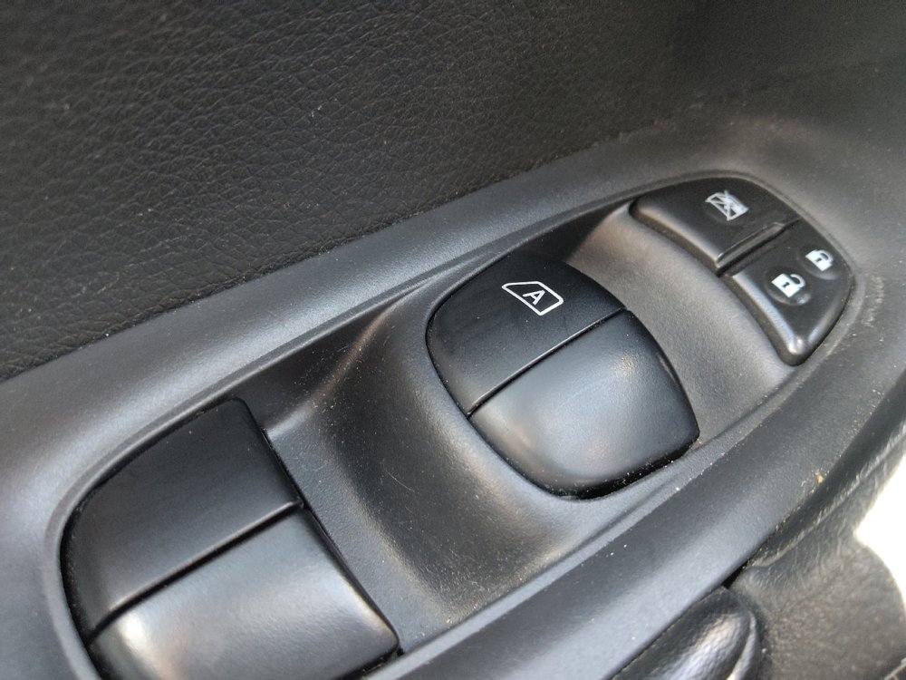 Used 2018 Nissan Rogue SV image 27