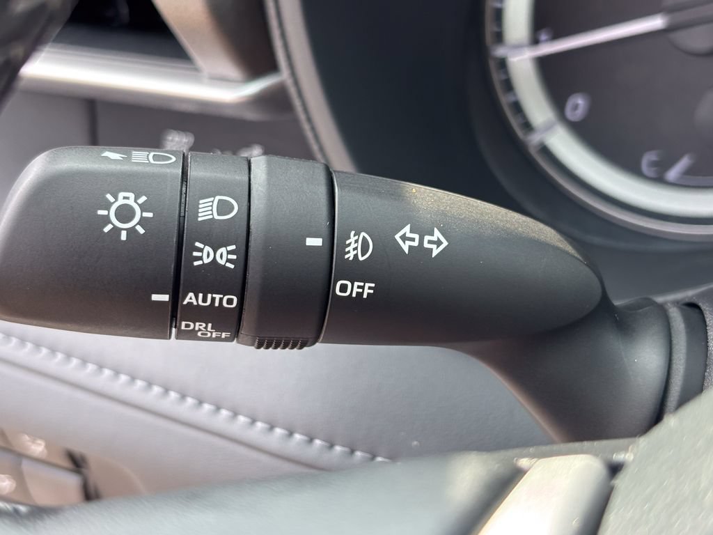 Used 2025 Toyota Highlander LE FWD image 25
