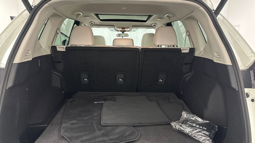 Used 2023 Nissan Rogue SV w/ SV Premium B Package image 12