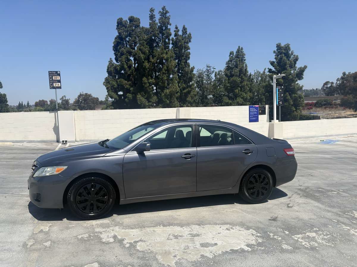 Used 2011 Toyota Camry LE FWD image 7