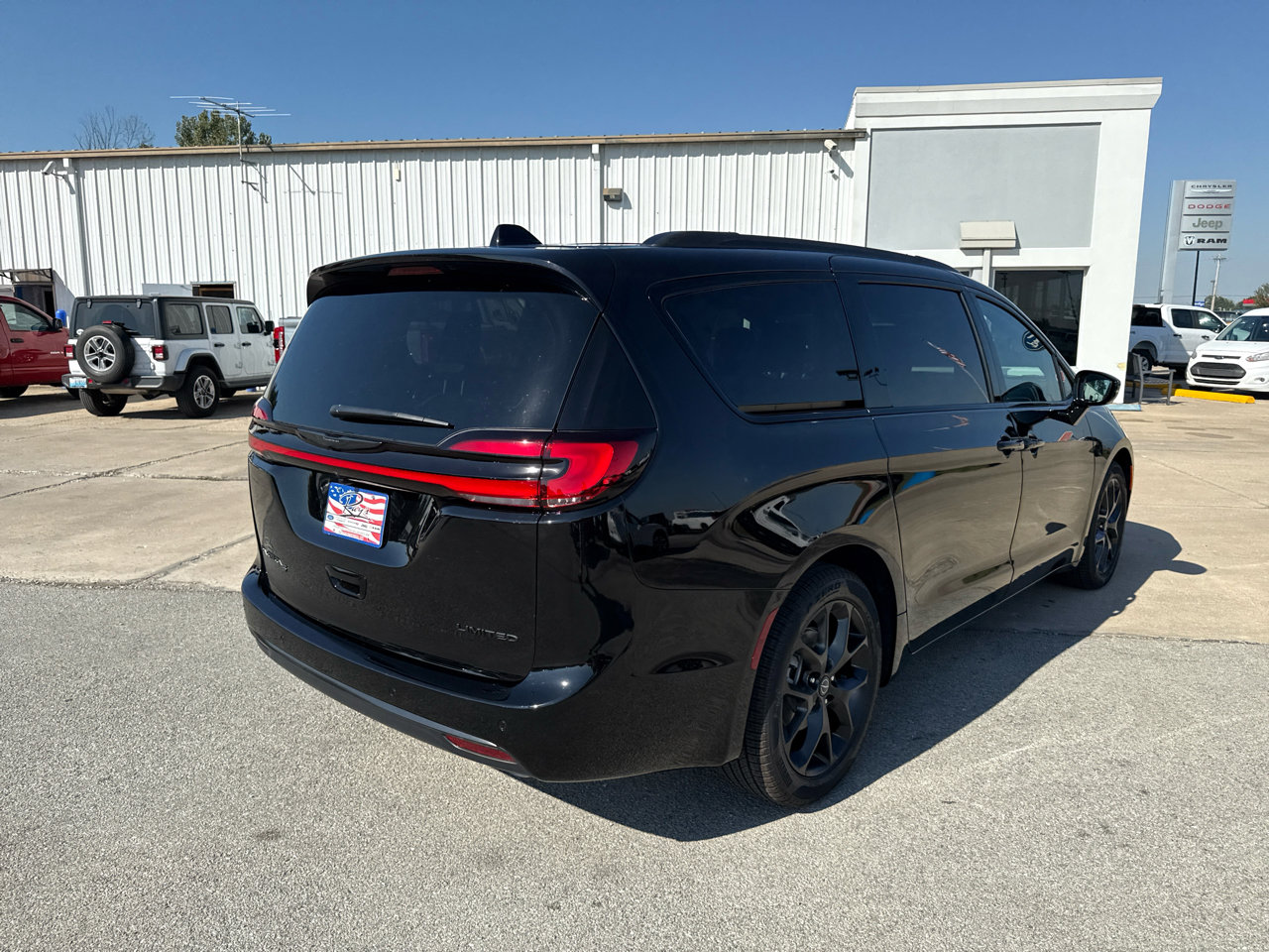 New 2026 Chrysler Pacifica Limited w/ S Appearance Package image 5