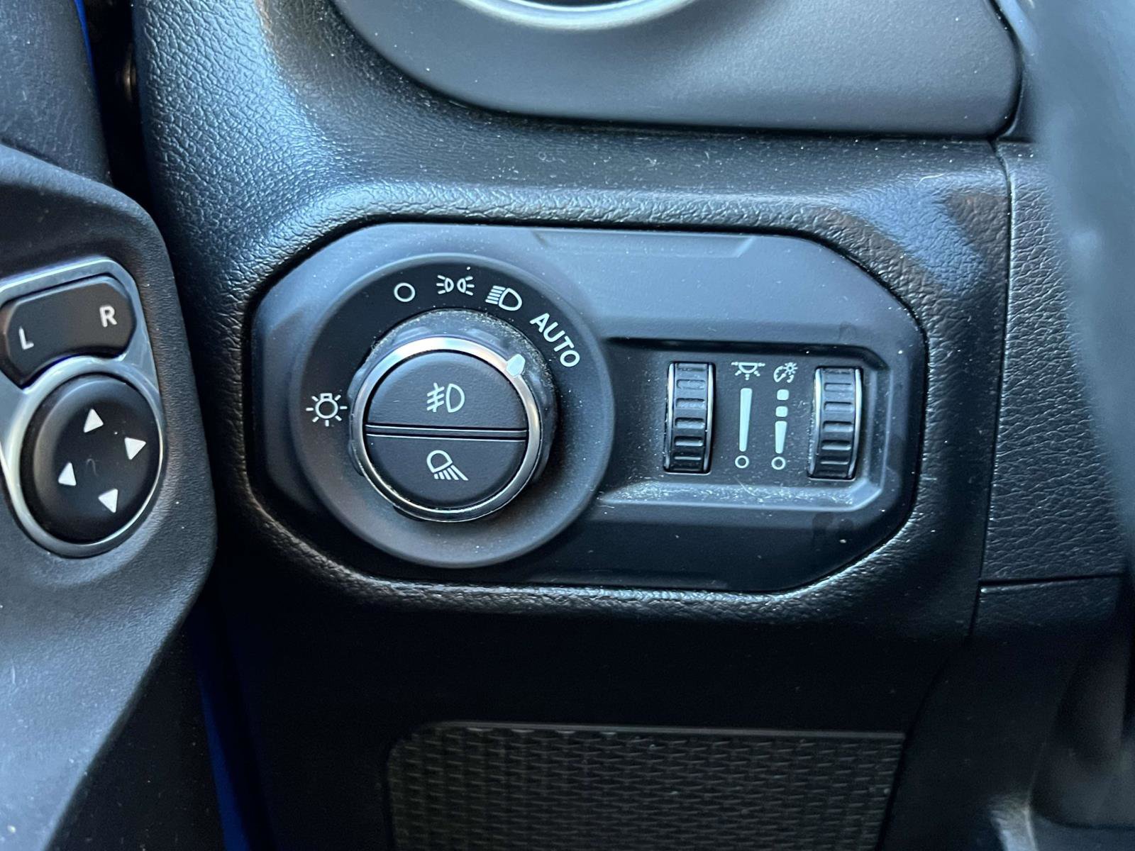 Used 2022 Jeep Gladiator Sport image 25