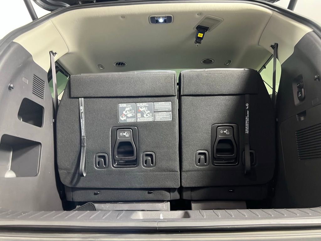 Used 2025 Kia Carnival SX w/ SX Dark Edition Package image 32